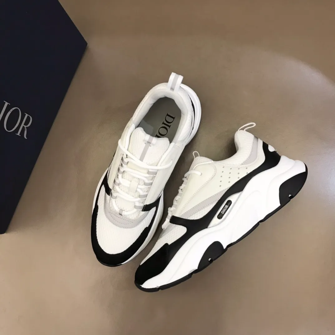 Factory price: 480💰 ◾️▫️Dior D®️ x 🆕 (high version) B22 men's jogging fashion sneakers, this single product draws inspiration from retro jogging shoes. It adopts a thick low-top design, with an upper made of black cow leather and mesh fabric, and a black and white engraved rubber sole. Black mesh fabric tongue and heel counters complement black laces, with an embossed "Di~r" logo embellishment on the side. These sneakers can be mixed and matched with a classic suit for a sporty chic look! Size: 39-45 (38, 46 can be customized)